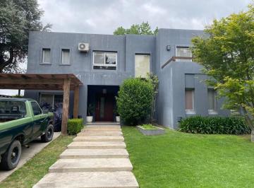 Casa · 420m² · 6 Ambientes · 2 Cocheras · Casa en Alquiler por 1 Año con Muebles en Santa Barbara
