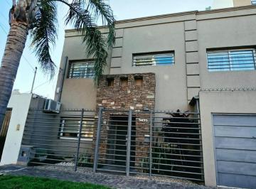 Casa · 220m² · 5 Ambientes · 2 Cocheras · Casa de 5 Ambientes con Parque