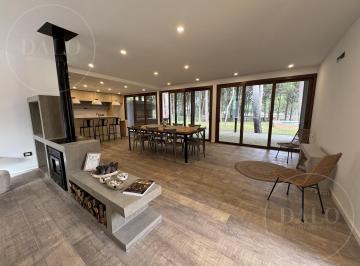 Casa · 240m² · 5 Ambientes · 2 Cocheras · Casa en Venta en Costa Esmeralda, Residencial I