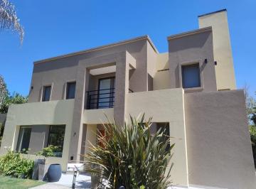 Casa · 220m² · 5 Ambientes · 2 Cocheras · Casa en Mapuche C. C. con Pileta