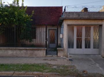 Casa · 110m² · 4 Ambientes · 2 Cocheras · Casa en Venta de 4 Ambientes Garaje 2 Autos Patio con Parrilla