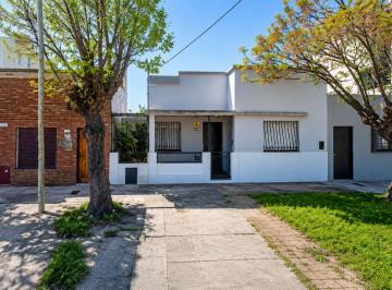 Casa · 75m² · 3 Ambientes · Venta Casa 3 Amb con Parque, Parrilla y Terraza