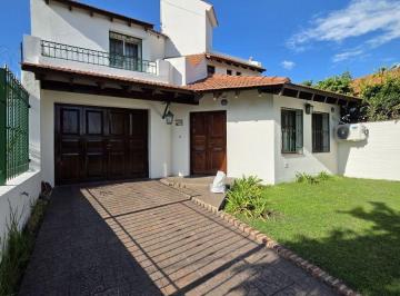 Casa de 7 ambientes, Córdoba · En Venta Casa de 3 Dorm. en Urca con Pileta Apto Credito