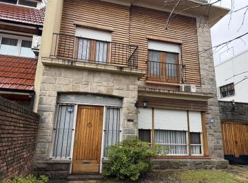 Casa · 380m² · 5 Ambientes · 3 Cocheras · Casa Clásica en Barrio Vicente López - 4 Dorm.