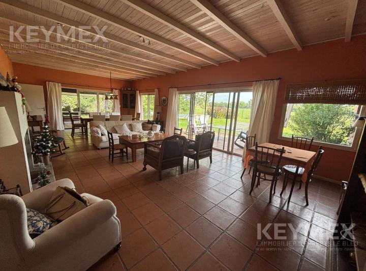 Casa · 200m² · 5 Ambientes · 3 Cocheras
