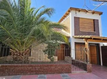 Casa · 220m² · 5 Dormitorios · 1 Cochera · Venta Casa Calle Miguel A. Camino Al 400