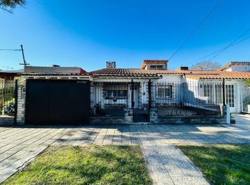 Casa · 135m² · 4 Ambientes · 2 Cocheras · Casa 4 Ambientes Reciclada a Nueva Venta Banfield