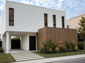 Casa · 195m² · 5 Ambientes · 1 Cochera · Hermosa Casa en Venta en Vila Marina II