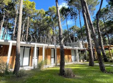 Casa · 170m² · 4 Ambientes · 1 Cochera · Casa en Barrio Nayades