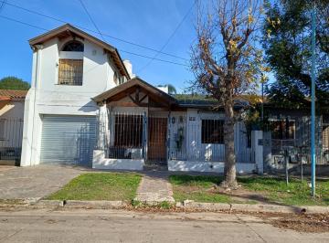 Casa · 316m² · 5 Ambientes · 1 Cochera · Casa en Venta 5 Ambientes con Pileta, Parque y Garage Multifunción en Quilmes Oeste