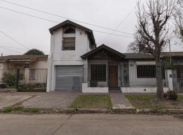 Casa · 316m² · 5 Ambientes · 1 Cochera · Casa en Venta 5 Ambientes con Pileta, Parque y Garage Multifunción en Quilmes Oeste