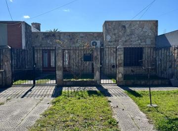Casa · 400m² · 3 Ambientes · 1 Cochera · Casa en Venta Centrica Los Hornos