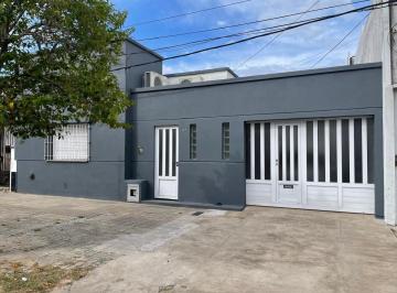 Casa · 20m² · 4 Ambientes · 3 Cocheras · Dos Casa en Venta en Bloque