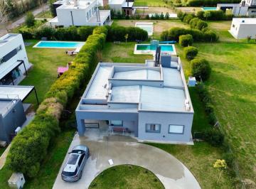 Casa · 130m² · 5 Ambientes · 4 Cocheras · Casa - Puerto Roldan