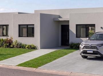 Casa · 603m² · 4 Ambientes · 2 Cocheras · Venta Casa San Sebastian Barrio con Laguna Golf Financia Dueño Directo Toma Lote Vehiculo