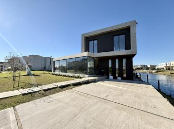 Casa · 236m² · 4 Ambientes · 4 Cocheras · Moderna E Impecable Casa a La Venta en Barrio Cerrado Santa Ana, Villanueva