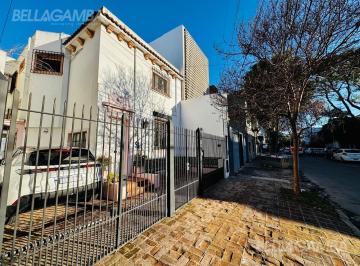 Casa · 305m² · 8 Ambientes · 1 Cochera · Casa en Barrio Vicente López