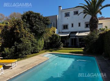 Casa · 305m² · 8 Ambientes · 1 Cochera · Casa en Barrio Vicente López
