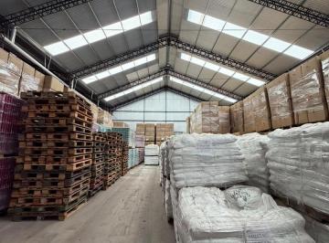 Bodega-Galpón · 800m² · 8 Cocheras · Galpón en Alquiler en Area de Promoción El Triángulo