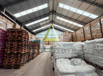 Bodega-Galpón · 800m² · 8 Cocheras · Galpón en Alquiler en Area de Promoción El Triángulo
