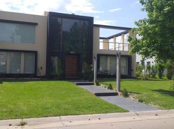 Casa · 280m² · 6 Ambientes · 3 Cocheras · Alquiler Amoblado en Haras Santa Maria