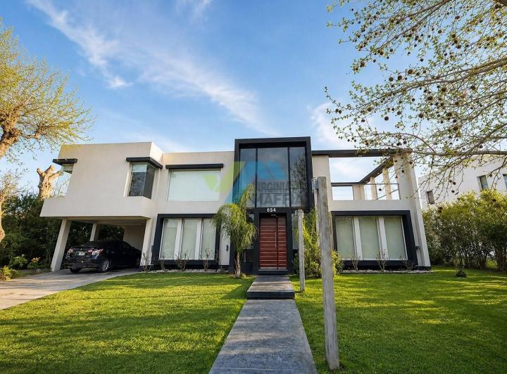 Casa · 280m² · 6 Ambientes · 3 Cocheras
