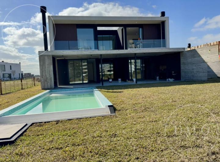 Casa · 240m² · 6 Ambientes · 6 Cocheras