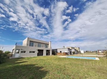 Casa · 199m² · 4 Ambientes · 2 Cocheras · Casa 5 Ambientes con Pileta en Venta Area 8 San Sebastian