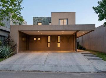Casa · 315m² · 4 Dormitorios · 2 Cocheras · Casa Barrio Privado Palos Negros