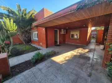 Casa · 114m² · 3 Ambientes · 2 Cocheras · Alquiler Casa de Tres Ambientes con Cochera y Jardin