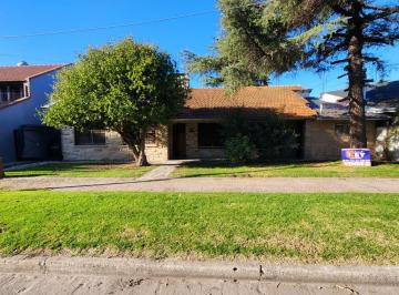 Casa de 6 ambientes, Almirante Brown · Chalet en Venta Sobre Lote de 700 m² en Venta en Burzaco
