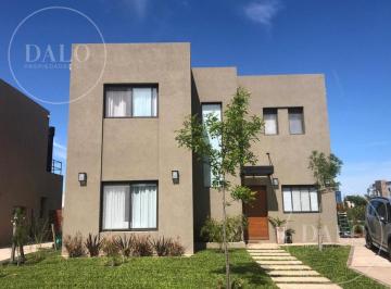 Casa · 150m² · 5 Ambientes · 3 Cocheras · Casa 5 Ambientes en Venta en Vila Marina, Villanueva