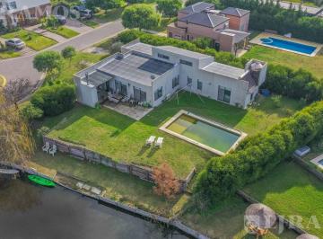 Casa · 147m² · 5 Ambientes · 2 Cocheras · Casa en San Sebastián Area 1 Gran Oportunidad /venta con Cesion de Derechos / No Apto Credito - Mb