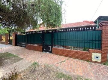Casa · 110m² · 3 Ambientes · 1 Cochera · Casa en Alquiler de 3 Ambientes en Villa Morra