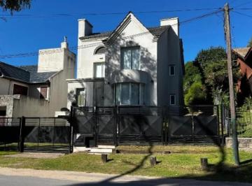 Casa · 250m² · 5 Ambientes · Casa en Venta - 4 Dorm. 3 Baños - Villa Gesell