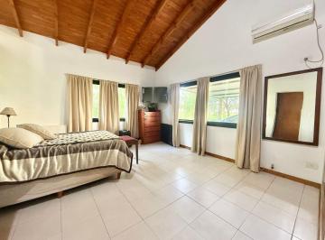 Casa · 180m² · 4 Ambientes · 4 Cocheras · Venta Casa con Pileta Lote 1500 m² Aero Country Club