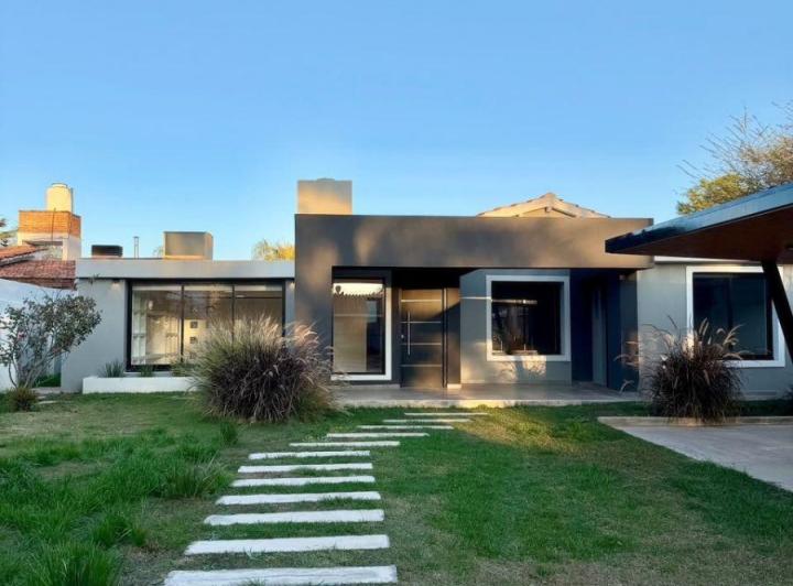 Casa · 230m² · 7 Ambientes · 1 Cochera