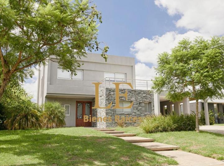 Casa · 240m² · 5 Ambientes · 4 Cocheras