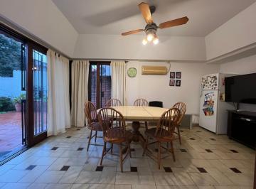 Casa · 250m² · 5 Ambientes · 1 Cochera · Casa 5 Ambiente en Venta con Fondo, Piscina, Quincho C/ Parrilla y Cochera en Lanús Oeste