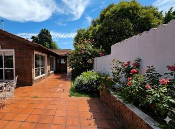 Casa · 250m² · 5 Ambientes · 1 Cochera · Casa 5 Ambiente en Venta con Fondo, Piscina, Quincho C/ Parrilla y Cochera en Lanús Oeste