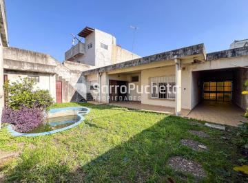 Casa · 167m² · 3 Ambientes · 2 Cocheras · Venta Casa 3 Ambientes con Cochera, Patio y Quincho en Morón.