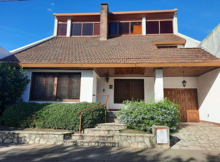 Casa · 250m² · 5 Ambientes · 1 Cochera