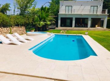 Casa · 427m² · 7 Ambientes · 1 Cochera · Venta – Casa Callejon Privado - Chacras de Coria