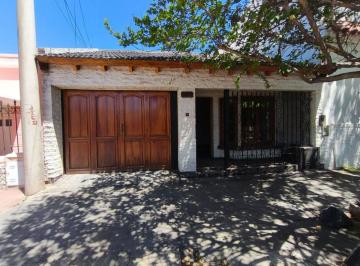 Casa · 135m² · 6 Ambientes · 1 Cochera · Venta Casa Villa Cabrera Tres Habitacion Cochera