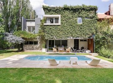 Casa · 274m² · 4 Ambientes · 2 Cocheras · Hermosa Casa en Venta - Carrodilla