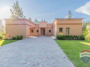 Casa · 211m² · 5 Ambientes · 2 Cocheras · Casa en Venta en Miralagos 1