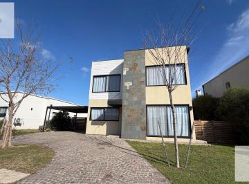 Casa · 130m² · 4 Ambientes · Casa - Santa Elena