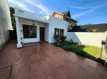 Casa · 97m² · 4 Ambientes · 1 Cochera · Venta Casa Lote Propio Fondo con Pileta 3 Habitaci