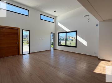 Casa · 155m² · 5 Ambientes · Casa Para La Venta de 5 Ambientes en Santa Lucia