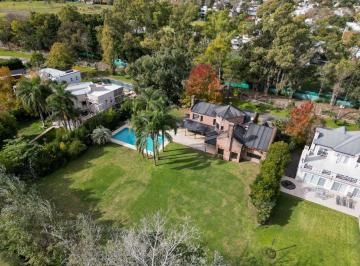 Casa · 370m² · 7 Ambientes · 2 Cocheras · Casa en Venta en Barrio San Facundo S/ Lote y 1/2